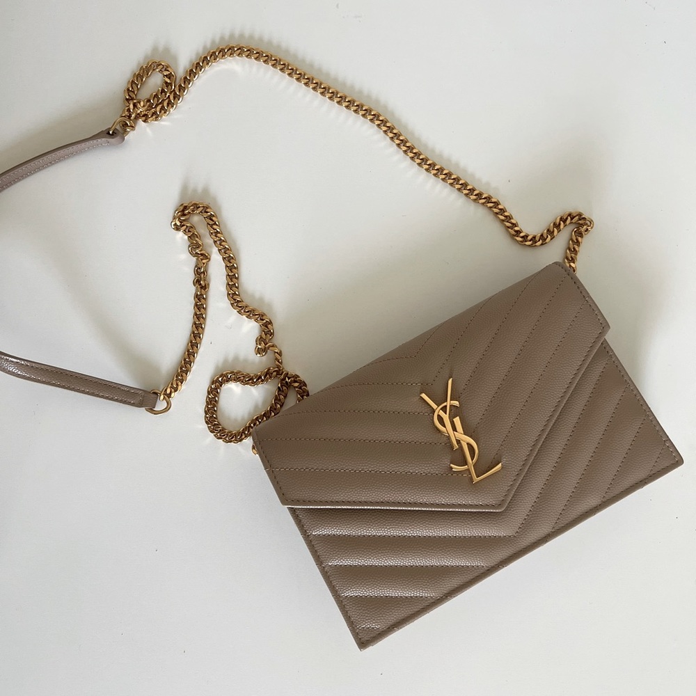 YVES SAINT LAURENT CASSANDRE ENVELOPE CHAIN WALLET IN GRAIN DE POUDRE LEATHER